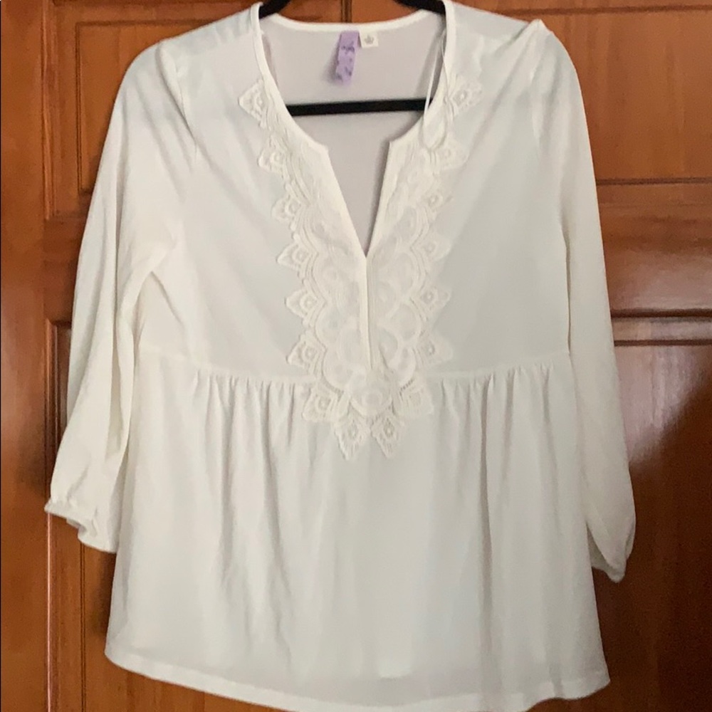 🌿 Super soft White V- Neck Francesca’s Blouse.